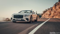 Bagi penggila roadster, ada Bentley Continental GT Convertible yang bisa Anda pesan. Atapnya bisa dibuka dalam 19 detik untuk memperlihatkan interiornya yang elegan. Foto: Bentley
