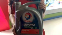 Total mengklaim oli mereka berbeda dan membuat mobil lebih berpeforma tinggi.