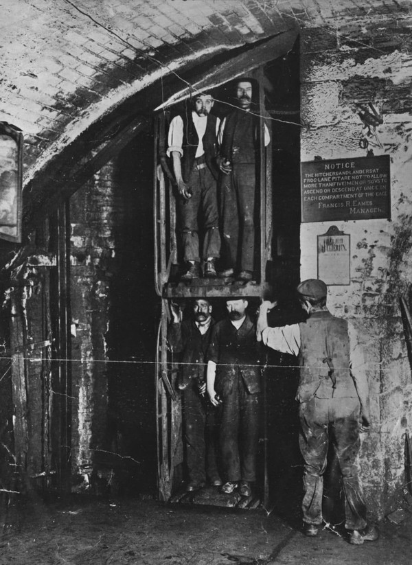 Dulu semakin tinggi lantainya, semakin rendah harga sewanya. Tetapi keberadaan lift mengubah itu semua dan mengantar pada era gedung pencakar langit (CNN Style) Dulu semakin tinggi lantainya, semakin rendah harga sewanya. Tetapi keberadaan lift mengubah itu semua dan mengantar pada era gedung pencakar langit (CNN Style)