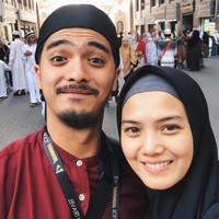 Pasangan artis Herfiza dan Ricky Harun juga memutuskan untuk berhijrah. Mereka rutin mengikuti kajian, dan sang istri Herfiza juga memakai busana yang syari. Foto: Instagram