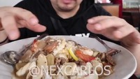 Di Pauws Kopitiam Bangka. Carlos mencicip nasi campur Pauws yang isianya berypa bakso ikan, daging, sosis dan disiram kuah mushroom. Foto: Instagram @nexcarlos
