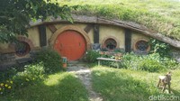 Ratusan ribu wisatawan penggemar film ini pun berdatangan ke sana. Ini rumah keluarga Hobbit yang sudah memiliki anak (Fitraya/detikTravel)