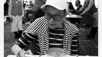 Indra juga dekat dengan sang ibu. Dalam satu unggahannya, Indra mengabadikan foto sang ibu, Mien Uno saat tengah sarapan pagi bersamanya. Foto: Instagram @indrauno/Istimewa