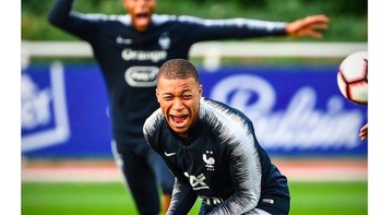Mbappe pun tertawa terbahak-bahak. Foto: istimewa