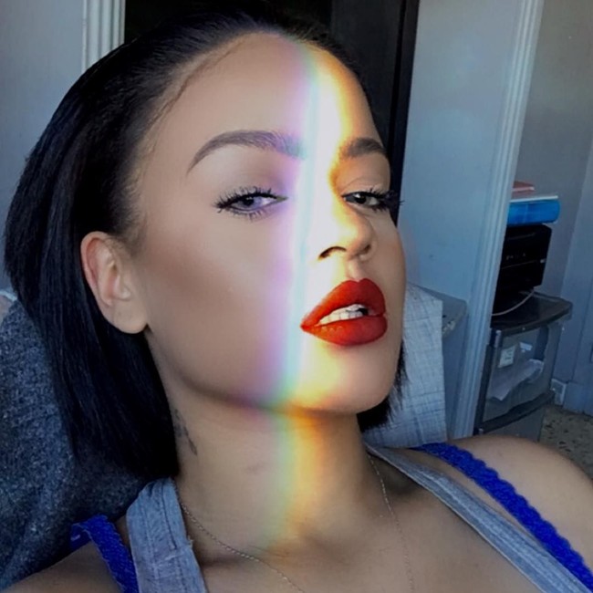 Walau bukan artis, Yna mengaku mendapat sejumlah kemudahan karena wajahnya yang mirip Rihanna itu. Apalagi ketika pergi ke klub. Karena aku sedikit pemalu aku tidak menggunakannya secara suka-suka tapi memang benar lebih mudah masuk sebuah klub atau ditawari minuman (oleh pria), tuturnya. Foto: Instagram @ynasertalf