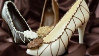 Meskipun tak bisa dipakai, sepatu ini dijamin bikin kekasih makin jatuh cinta. Apalagi desainnya dibuat cantik dengan aksen aksesoris berbentuk bunga. Foto: Istimewa
