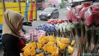 Sementara untuk bunga plastik harga pertangkainya Rp 10 ribu.