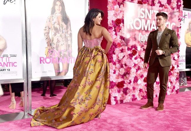 Berpose di karpet merah, Nick sesekali memeluk dan mencium Priyanka. Foto: Getty Images