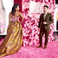 Berpose di karpet merah, Nick sesekali memeluk dan mencium Priyanka. Foto: Getty Images