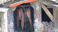 Kalau ini rumah Hobbit seorang nelayan yang membuat ikan asap. Ikan asapnya juga  bohongan, properti syuting belaka (Fitraya/detikTravel)