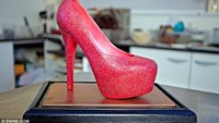 Sekilas sepatu berwarna pink ini cocok dikenakan untuk menghadiri sebuah pesta. Tapi kalau sudah di depan mataa, sepatu ini lebih cocok jadi pengganjal perut.  Foto: Istimewa