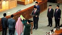 Selain penutupan masa persidangan, rapat paripurna DPR memiliki sejumlah agenda lain. Rapat akan dimulai dengan pelantikan anggota pengganti antarwaktu (PAW).