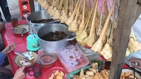 Ini salah satu kios lontong sayur yang selalu ramai di Jakarta. Ketupat digantung berjajar rapi, siap diracik dengan sayur gurih dan semur. Foto: Instagram @icipicipjakarta