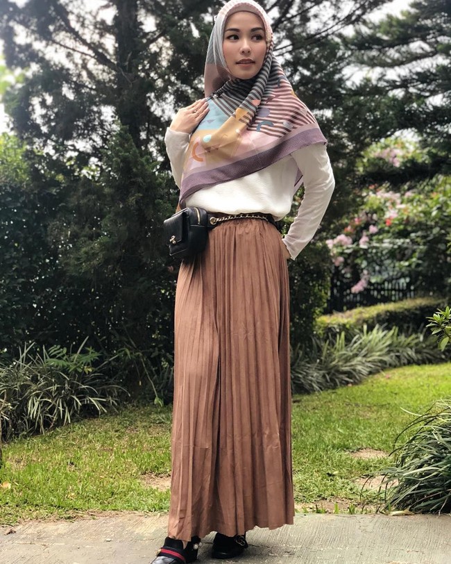 Ia pun mencoba beragam jenis bahan hijab seperti bahan satin yang cocok untuk acara spesial hingga bahan voile yang ringan dan jadi favorit para hijabers. Foto: Instagram/Methayuna