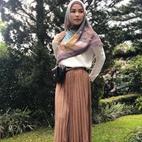 Ia pun mencoba beragam jenis bahan hijab seperti bahan satin yang cocok untuk acara spesial hingga bahan voile yang ringan dan jadi favorit para hijabers. Foto: Instagram/Methayuna