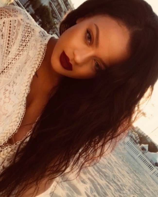 Punya wajah mirip artis pun ternyata ada sisi positif dan negatifnya. Jadi banyak follower dan dikagumi orang memang menyenangkan. Tapi Yna Sertalf juga merasakan beberapa hal yang membuatnya kadang tidak nyaman. Foto: Instagram @ynasertalf