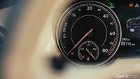 Bentayga hybrid memiliki mode E Modes – EV Drive, Hybrid Mode dan Hold Mode. Mode ini memungkinkan pengendara untuk mengatur penggunaan baterai mobil saat berkendara. Foto: Bentley