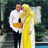Lebih dulu rutin mengikuti kajian, Arie Untung akhirnya mengajak sang istri Fenita Arie untuk lebih mendekatkan diri kepada Allah SWT. Fenita memutuskan berhijab dan keluar dari dunia hiburan pada 2018. Foto: Instagram