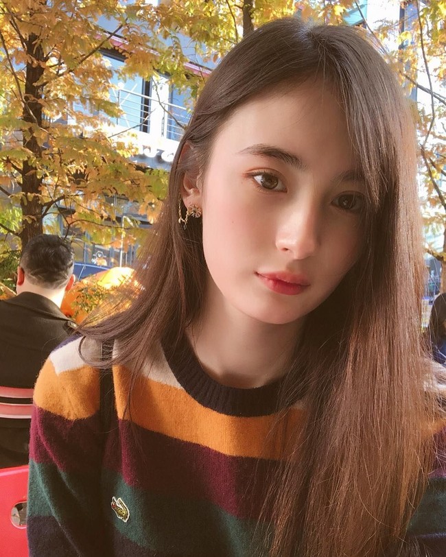Lana merupakan wanita asli Rusia, tak ada sama sekali keturunan Korea. Beberapa dari netizen juga menyebutkan penampilannya seperti idol wanita K-Pop lainnya termasuk DIA Chaeyeon. Foto: Instagram @23.11
