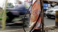 Jika sebelumnya alat peraga kampanye dipasang untuk mengenalkan caleg ke masyarakat, maka dengan pemasangan APK yang serampangan ini justru membuat jalan menjadi kumuh dan berantakan. Selain itu warga pun tak mengetahui para caleg karena APK yang dipasang tak beraturan. Duh,,,,