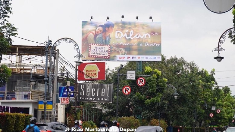 30 Baliho Dilan Penuhi Kota Bandung 30 Baliho Dilan Penuhi Kota Bandung