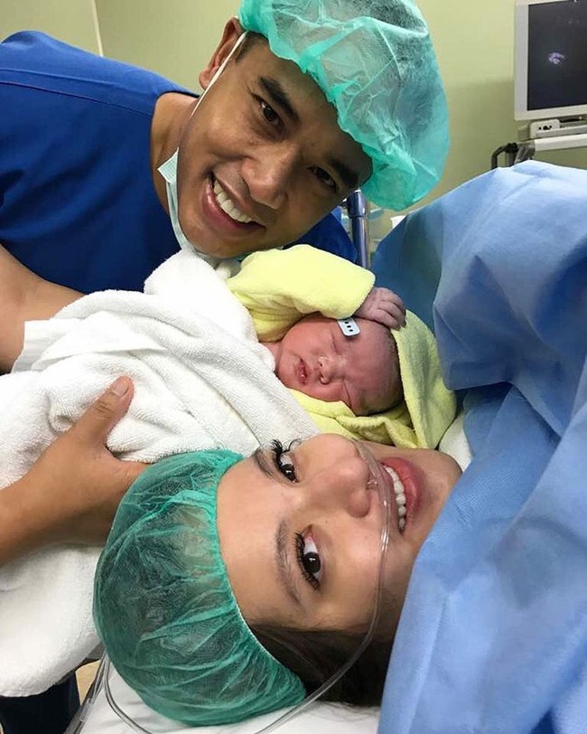 Banyak artis yang juga pasang bulu mata palsu atau ekstensi sebelum melahirkan. Nia Ramadhani adalah salah satunya. Meski tak merias alis, wajah Nia tampak cantik dengan alis yang lentik. Foto: Dok. Instagram