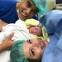 Banyak artis yang juga pasang bulu mata palsu atau ekstensi sebelum melahirkan. Nia Ramadhani adalah salah satunya. Meski tak merias alis, wajah Nia tampak cantik dengan alis yang lentik. Foto: Dok. Instagram