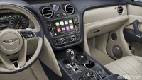 Interior Bentley Bentayga dipenuhi dengan lapisan kayu dan kulit asli yang dibuat dengan tangan. Jika melihat dasbornya kita bisa melihat fitur terkoneksi untuk telepon genggam. Foto: Bentley