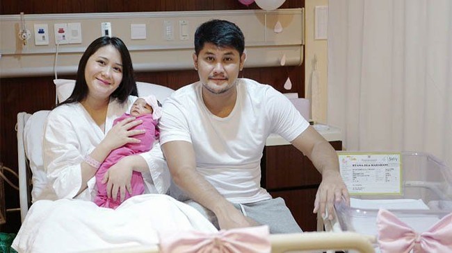 Inilah momen bintang sinetron Ryana Dea bersama suaminya Puadin Redi setelah anak pertama mereka lahir ke dunia pada 26 November 2017. Ryana terlihat memakai makeup tipis saat mengabadikan momen kebersamaannya dengan bayi perempuannya. Foto: Dok. Instagram