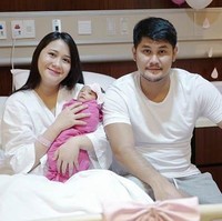 Inilah momen bintang sinetron Ryana Dea bersama suaminya Puadin Redi setelah anak pertama mereka lahir ke dunia pada 26 November 2017. Ryana terlihat memakai makeup tipis saat mengabadikan momen kebersamaannya dengan bayi perempuannya. Foto: Dok. Instagram