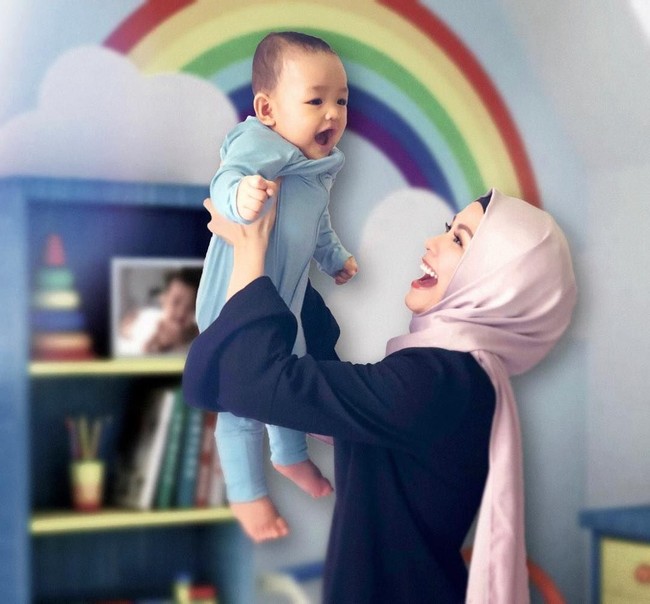 Baru berhijab, Metha terlihat banyak mencoba gaya hijab. Mulai dari hijab segi empat bercorak yang lagi tren hingga pashmina. Foto: Instagram/Methayuna
