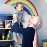 Baru berhijab, Metha terlihat banyak mencoba gaya hijab. Mulai dari hijab segi empat bercorak yang lagi tren hingga pashmina. Foto: Instagram/Methayuna
