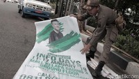 Baliho itu ditertibkan karena dipasang di pohon dan trotoar.