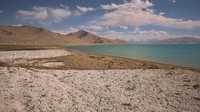 Danau Karakul dikelilingi gunung salju dan gurun pasir. Warna air danau yang selalu berubah, membuatnya menjadi cantik dan menjadi buruan para petualang. (Dave Stamboulis/BBC Travel)