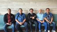 SBY tampak foto bersama besannya, Hatta Rajasa. Ada pula Wasekjen PD, Andi Arief dan Rachland Nasidik serta Denny Indrayana.