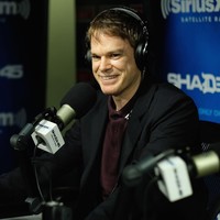 Bintang serial Dexter Michael C. Hall didiagnosa jenis kanker darah Hodgkin limfoma pada 2010. Sejak didiagnosa, pria 48 tahun ini tak henti berjuang melawan kanker dan sukses menyintas kanker. Ia pun jadi juru bicara untuk kampanye penggalangan dana Light the Night Walk milik Leukemia & Lymphoma Society pada 2011. Foto: Dimitrios Kambouris/Getty Images