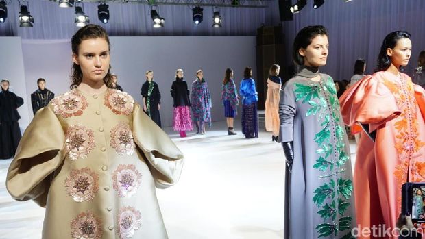 Pernah Kerja di Dior, Desainer Indonesia Rilis Busana Terbaru