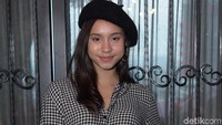 Naomi Paulinda juga bisa tampil manis dengan pamer senyum tipis. Foto: Noel/detikHOT