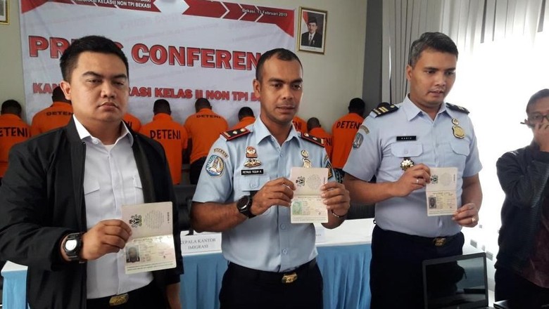 Imigrasi Bekasi Amankan 11 WNA di Apartemen Centerpoint Imigrasi Bekasi Amankan 11 WNA di Apartemen Centerpoint