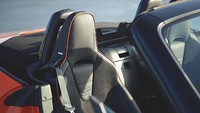 Lari ke bagian interior, Mazda MX edisi ultah ini diperlengkap dengan Recaro Sport dari Alcantara yang dibalut warna orange layaknya cat eksterior. Foto: Pool (Autoevolution)