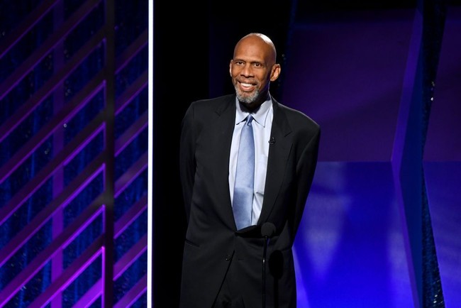Mantan pebasket Kareem Abdul-Jabbar didiagnosa leukemia kronis pada 2008. Kareem bertahan hidup hingga kini usianya 71 tahun. Ia berpesan pada siapapun yang terkena leukemia untuk hanya mengikuti instruksi dokter. Bukan pengobatan alternatif. Foto: Frazer Harrison/Getty Images
