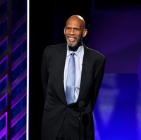 Mantan pebasket Kareem Abdul-Jabbar didiagnosa leukemia kronis pada 2008. Kareem bertahan hidup hingga kini usianya 71 tahun. Ia berpesan pada siapapun yang terkena leukemia untuk hanya mengikuti instruksi dokter. Bukan pengobatan alternatif. Foto: Frazer Harrison/Getty Images