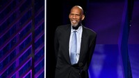 Mantan pemain basket Amerika Serikat Kareem Abdul-Jabbar tahun 2008 sempat diserang kanker darah chronic myeloid leukemia. Hal ini ia ungkapkan dalam wawancara delapan tahun kemudian. (Foto: Frazer Harrison/Getty Images)