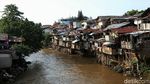 Potret Pemukiman Kumuh di Bantaran Sungai Ciliwung Potret Pemukiman Kumuh di Bantaran Sungai Ciliwung