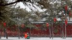 Seru hingga Romantis, Cara Warga Menikmati Salju Turun di China