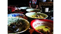 Pergi ke Bantul, Indra menyempatkan waktu untuk berkunjung dan mencicipi langsung racikan Mangut Lele Mbah Marto yang legendaris. Ia juga sempat melihat langsung proses masak mangut lele ini. Foto: Instagram @indrauno/Istimewa