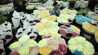 Pedagang bunga mawar menggelar dagangannya di Pasar Rawa Belong, Jakarta.