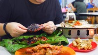 Di kawasan Fatmawati, Nex Carlos cicip seafood enak di Bola Seafood Fatmawati. Tampilan kepiting serta udangnya sangat menggoda ya. Foto: Instagram @nexcarlos