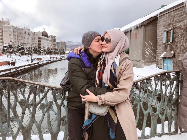 Mengikuti adiknya, pasangan Zaskia Sungkar dan Irwansyah juga berhijrah. Mereka berdua mengubah penampilan dan gaya hidup hingga rutin melakukan kajian. Foto: Instagram