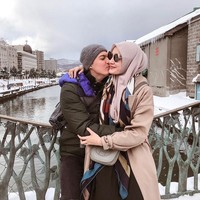 Mengikuti adiknya, pasangan Zaskia Sungkar dan Irwansyah juga berhijrah. Mereka berdua mengubah penampilan dan gaya hidup hingga rutin melakukan kajian. Foto: Instagram